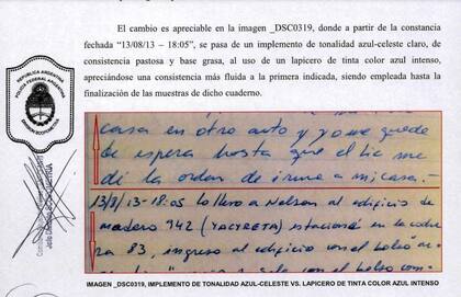 La secuencia muestra un cambio de lapiceras y color de tintas y se lo señala como una anormalidad