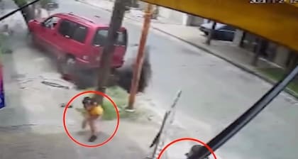 La secuencia ocurrió cuando Axel descendió de su rodado para comprar agua en un comercio del barrio