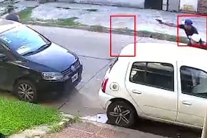 Un policía de civil intentó escapar del robo de su auto y le dispararon por la espalda