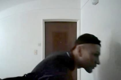 La secuencia quedó filmada por una cámara de seguridad instalada en la mirilla de la puerta de un edificio