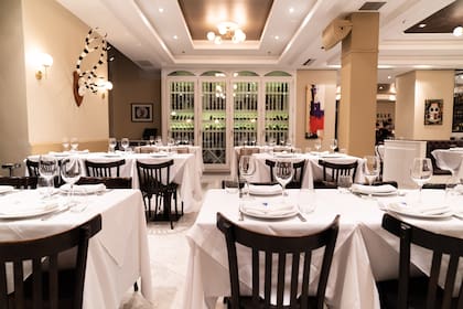 La sede Buenos Aires funciona en el Hipódromo de Palermo y respeta el estilo bon vivant de sus antecesores.