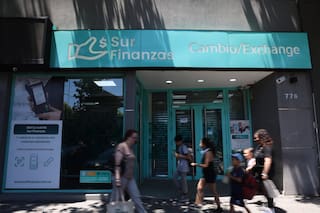 Un desfile de camiones de caudales, autos de lujo y una obra frenada en la "manzana" de Sur Finanzas