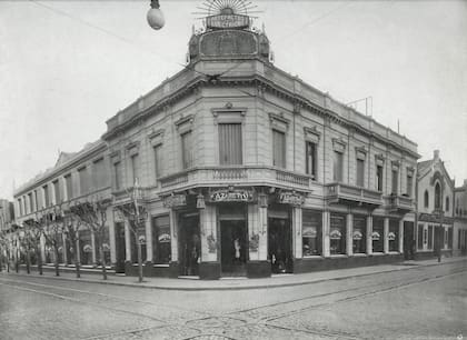 La sede central y taller de Azaretto Hermanos en la esquina de Sarmiento y Riobamba.