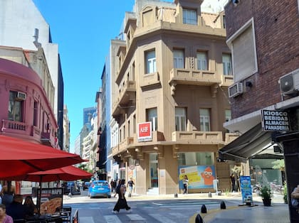 La sede de AHF en el centro porteño en la esquina de Paraguay y San Martín