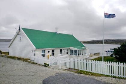 La sede de la Asamblea Legislativa de las islas Malvinas, frente a la bahía de Stanley