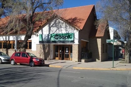 La sede de la Cooperativa 16 de octubre, ubicada en la esquina de Belgrano y avenida Alvear, es la empresa que presta los servicios de energía eléctrica, agua potable y saneamiento de Esquel y Trevelin