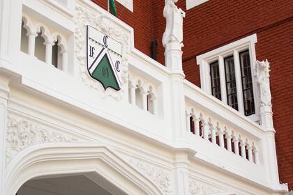 El escudo, impecable, en la señorial sede del club