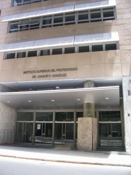 La sede del Instituto Superior del Profesorado Joaquín V. González está en Ayacucho 632