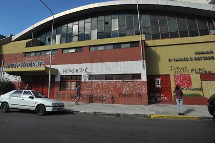 La sede del Rojo con las pintadas contra Cantero e Insúa