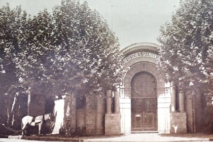 La sede final de la Deutsche Seemannsheim (Casa del Marino Alemán) fundada por el padre de Heinz Scheringer en la calle Carlos Calvo 102 y esquina Azopardo, Ciudad de Buenos Aires