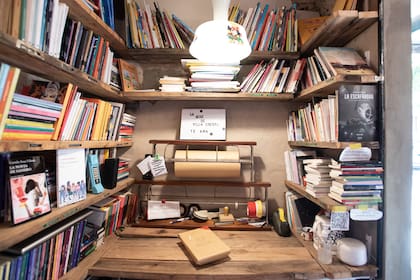 La librería más pequeña de Buenos Aires, en una baulera en Villa Crespo -  LA NACION