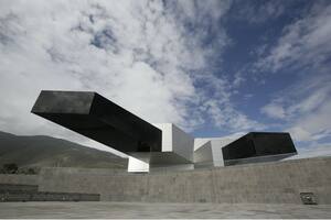 La sede de Unasur, una joya arquitectónica que hoy parece un edificio fantasma