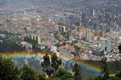 La segregación socio-espacial propiciada por el sistema de estratos ha ayudado a que la mayoría de los ricos se concentren en el norte de Bogotá y la mayoría de los pobres en el sur
