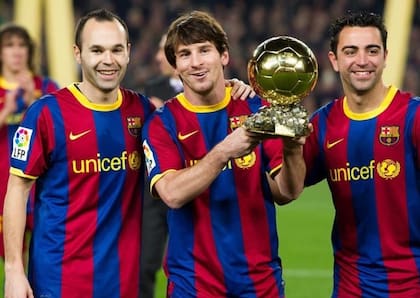 La segunda foto compartida por Iniesta sobre el momento en que Messi recibe el Balón de Oro en un podio que integraban también él y Xavi. Crédito: Instagram