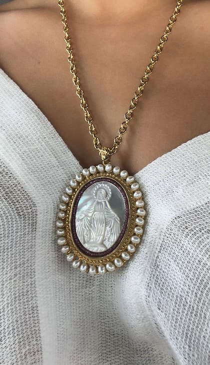 La segunda foto donde Ángela Aguilar mostró más de cerca su colgante de la Virgen de la Dulce Espera