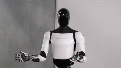 La segunda generación de Optimus se presentó en 2023 y promete, para 2025, operar en la fábrica de Tesla