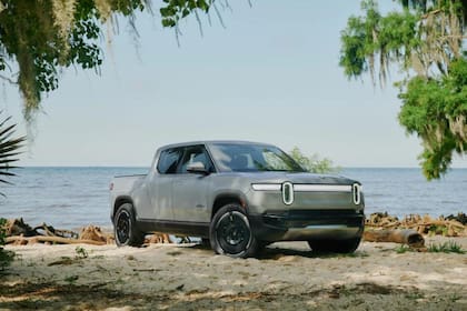 La segunda generación del Rivian R1T cuenta con varias actualizaciones en su motorización, baterías y sistema de infoentretenimiento (Rivian)