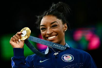 La segunda medalla dorada de Biles en París 2024 brilla ante una ovación en el Bercy Arena, a donde concurren figuras del deporte y de otros ámbitos para disfrutar los desempeños de la gimnasta.