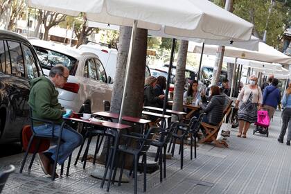 Los bares atienden en sus veredas, en Barcelona, España