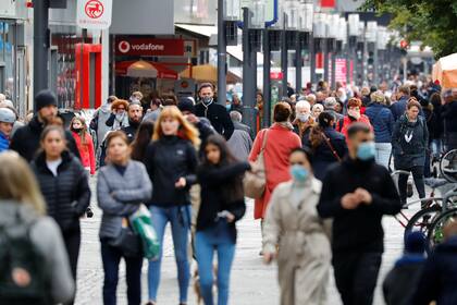 Algunas personas circulan sin barbijos en una zona comercial de Berlín, en Alemania