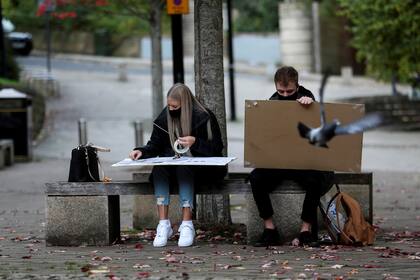 Estudiantes de la Universidad de Newcastle dibujan en la calle, en Quayside, Gran Bretaña