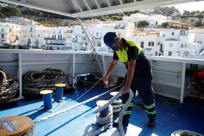 Un empleado del ferry de Capri, realiza maniobras para la partida de la embarcación
