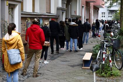 Una fila de personas que esperan para hacerse un test de coronavirus, en Berlín