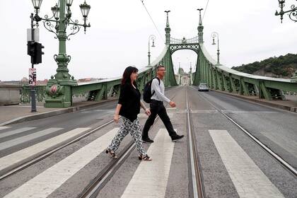 Pia Rusp y Michael Rusp de Alemania, caminan durante una visita turística tras el brote de la enfermedad por coronavirus en Budapest, Hungría