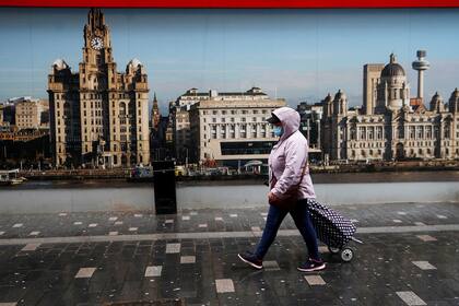 Una mujer camina por las calles de Liverpool, en Inglaterra