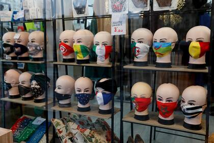 Máscaras protectoras con diseños de banderas se exhiben en una tienda en París 
