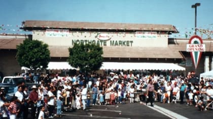 La segunda sucursal de Northgate Market en California durante su apertura