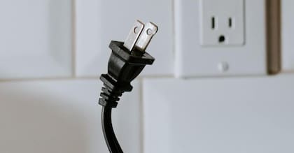 La seguridad de los dispositivos es una de las razones por las que los enchufes tipo A tienen orificios