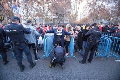 La seguridad en la inmediaciones del estadio Bernabéu