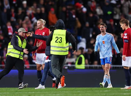 La seguridad intercepta a un hincha que entró para saludar a Haaland en el estadio de Oslo
