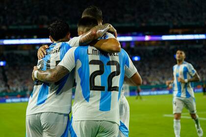 La selección argentina, con poco, fue más que Perú; ganó 2 a 0 para ser líder de la zona A