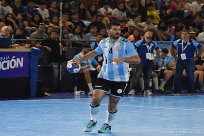 Sebastián Simonet, una de las referencias de los Gladiadores del handball; "tenemos un lindo promedio de edad", se entusiasma el jugador de SAG de Villa Ballester.
