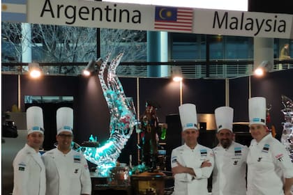 La selección argentina de heladeros artesanales junto a la escultura de calamar gigante hecha con hielo, basada la película de Disney, Piratas del Caribe, la cual eligió para crear las elaboraciones durante toda la competencia