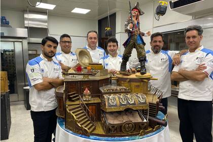 La selección argentina de heladeros artesanales junto a la escultura gigante de helado con temática de Piratas del Caribe, la cual eligió para basar sus elaboraciones durante toda la competencia