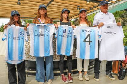 La selección argentina de polo en la Copa Femenina de Naciones 2021: Paulina Vasquetto, Azucena Uranga, Milagros Sánchez y Lía Salvo, con el director técnico Milo Fernández Araujo.