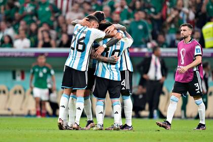 La selección argentina festeja la victoria ante México; este miércoles se juega todo ante Polonia