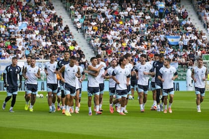 La selección argentina se entrenó en Elche ante una multitud