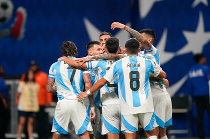 La selección argentina sufrió, pero derrotó 2 a 0 a Canadá en el partido inaugural del certamen