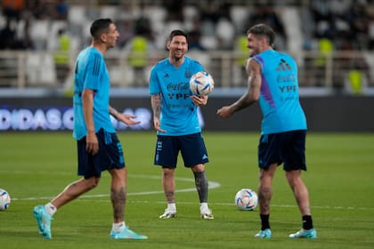 La selección argentina tuvo su primer entrenamiento en Emiratos Árabes Unidos este lunes con 18 jugadores