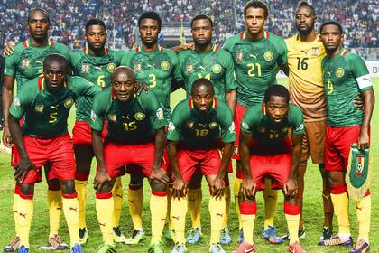 La selección de Camerún, con Eto´o al costado con el banderín y la cinta de capitán