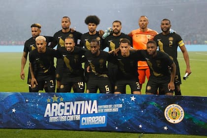 La selección de Curazao en el estadio santiagueño Madre de Ciudades, antes de un amistoso organizado por una empresa a la que observa la Justicia, la ignota ProSport Live LLC.