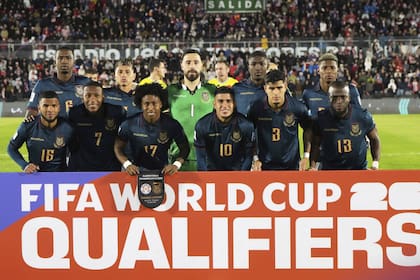 La selección de fútbol de Ecuador posa para una foto grupal antes de un partido de clasificación para el Mundial 2026 contra Paraguay en Defensores del Chaco en Asunción, Paraguay