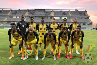 Insólito: un juez de línea agredió a un entrenador en el fútbol africano