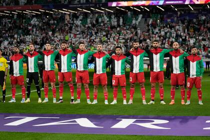 La selección de Palestina entona el himno nacional antes del partido frente a Irán, por la Copa Asiática
