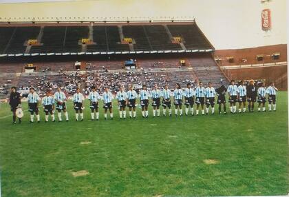 La selección femenina de fútbol en la previa del repechaje contra México, en 1998, en la cancha de Vélez