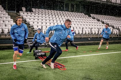 La selección masculina de fútbol de las Islas Feroe se entrena bajo una intensa lluvia en Tórshavn
